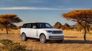 Bel Range Rover v savani z gorami v ozadju